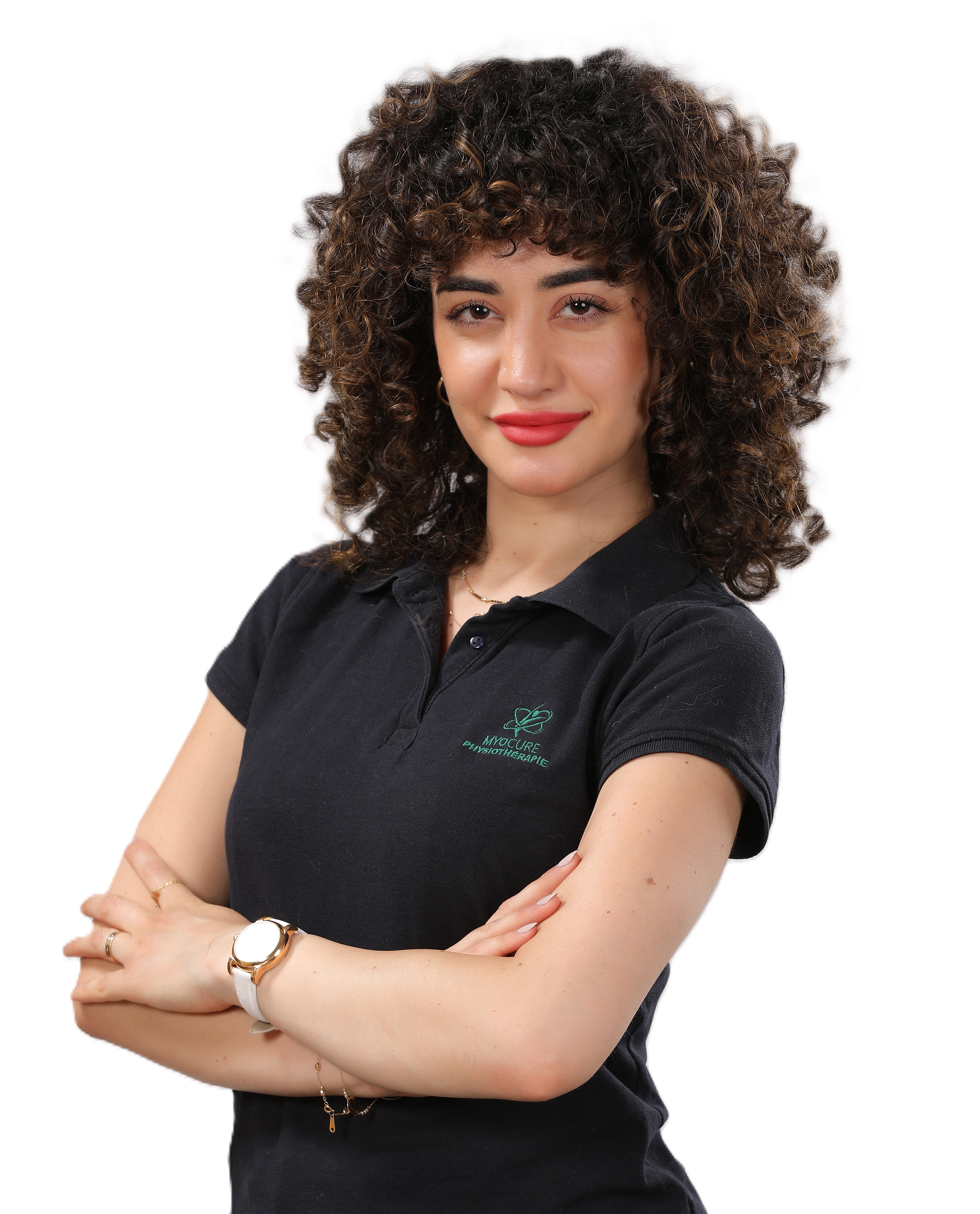 Portrait d’une collaboratrice MyoCure en polo bleu marine, bras croisés.