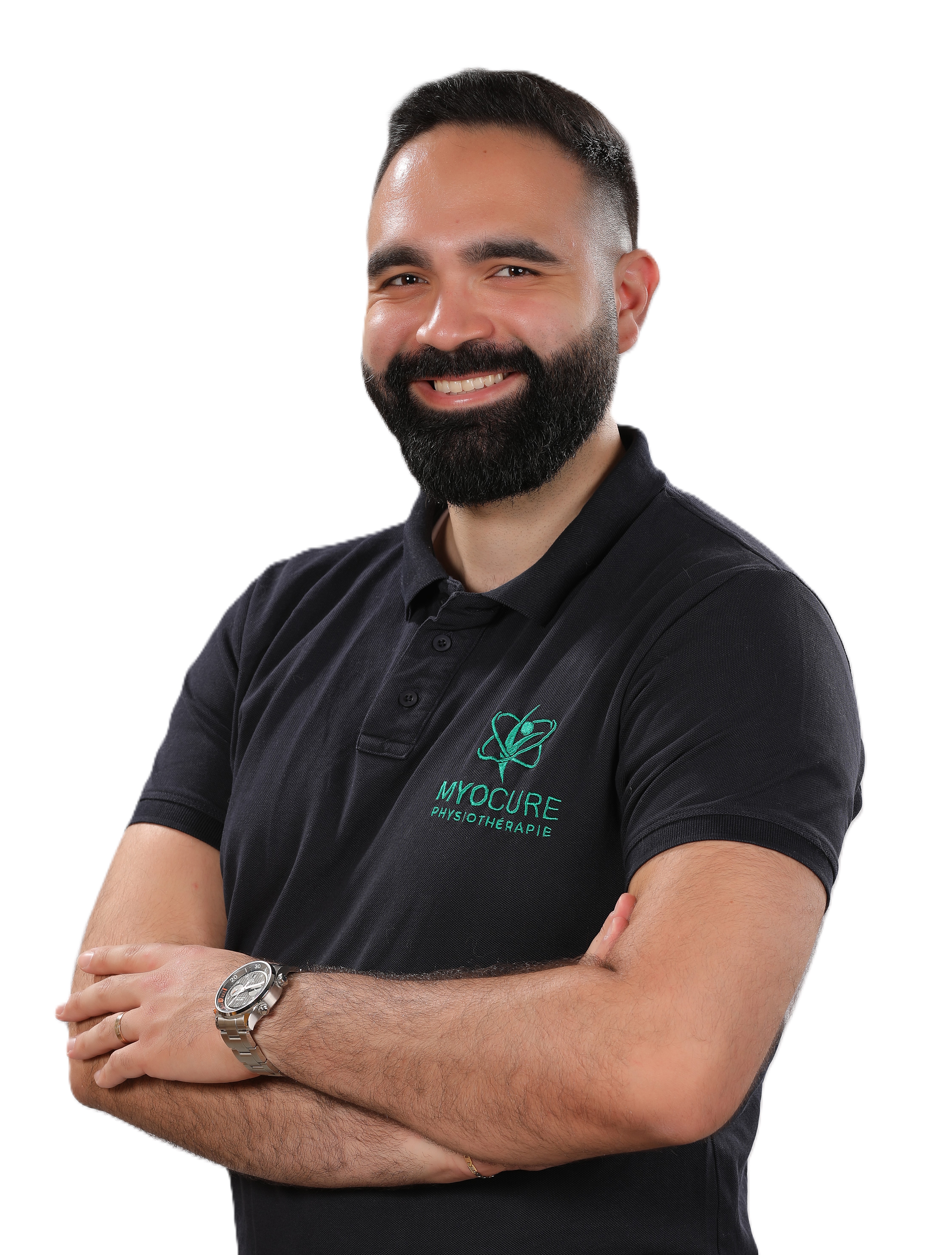 Portrait d’un physiothérapeute MyoCure en polo bleu marine, bras croisés.